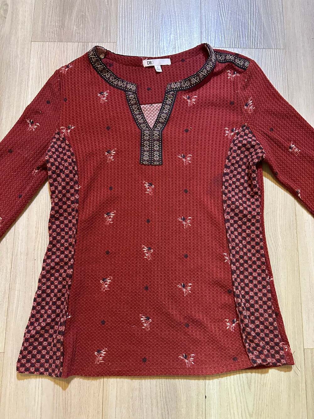 DR2 Rust Red Waffle Thermal Top Mixed Media Geometric Print Split Neck Small